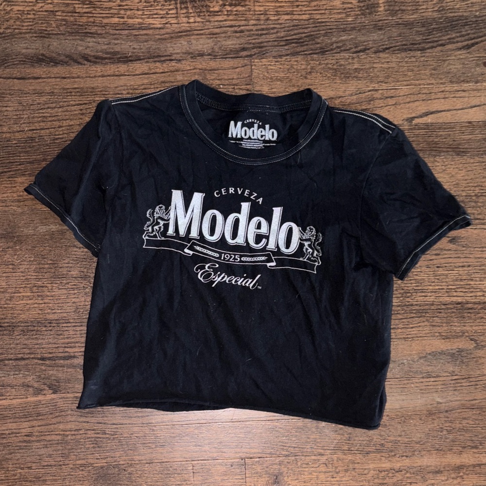 Modelo Black Graphic T-Shirt